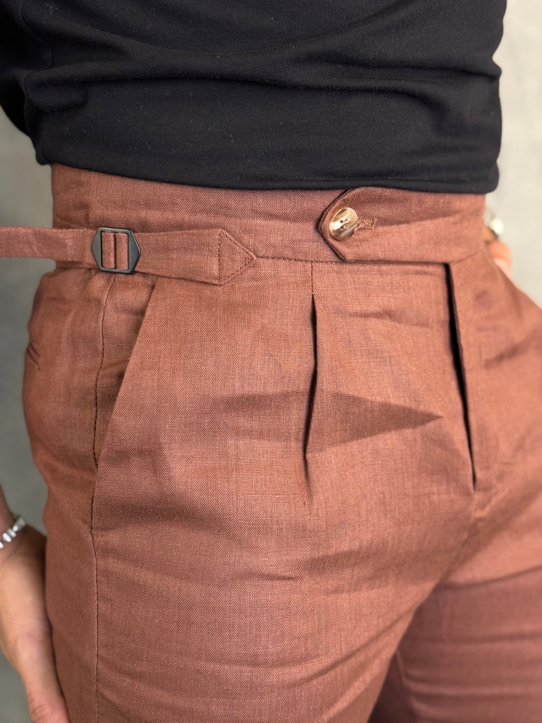 CALÇA ALF. GURKHA PURO LINHO PONTO H MARROM