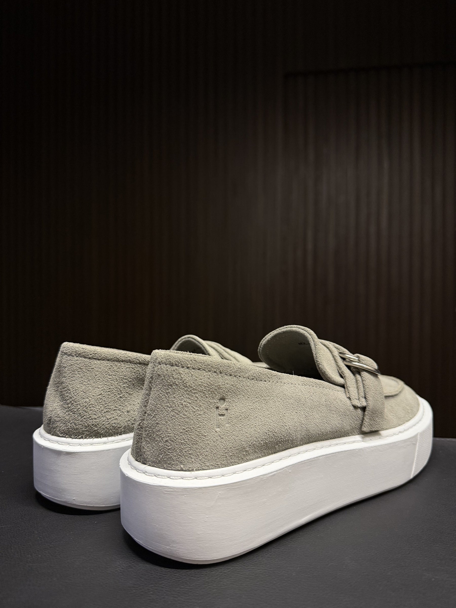 SLIP ON CAMURÇA FIVELA PONTO H CINZA