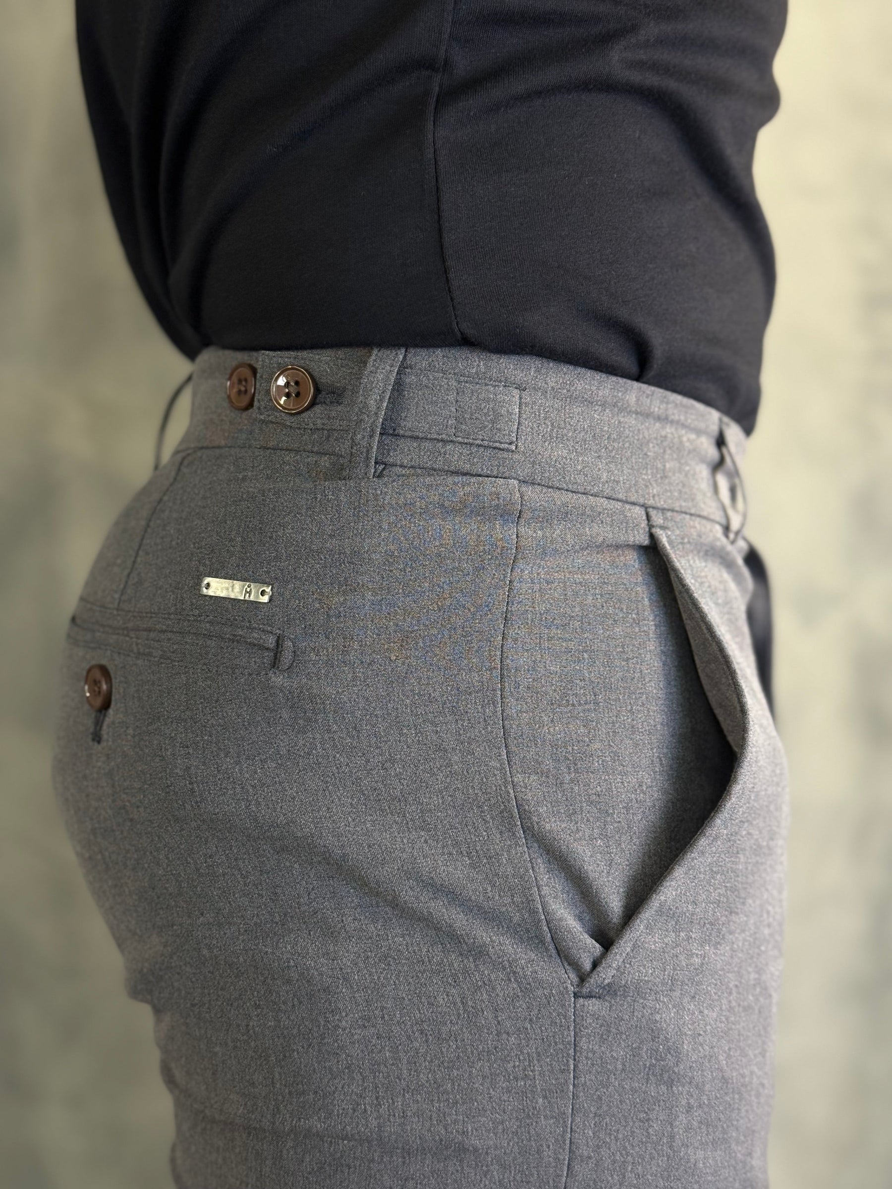 CALÇA ALF. SLIM STRETCH C/ AJUSTE BOTÃO PONTO H CHUMBO