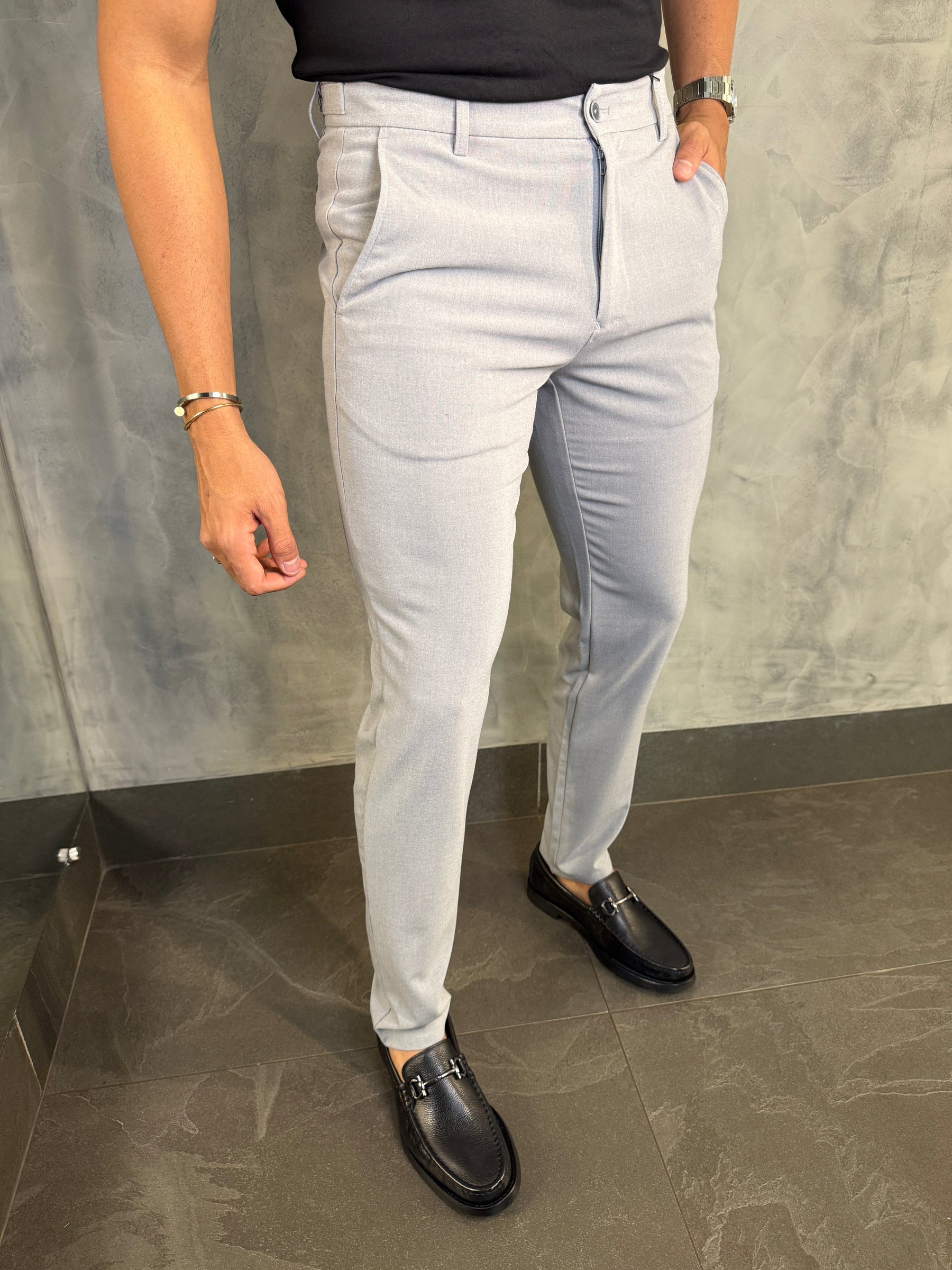 CALÇA ALF. SLIM STRETCH C/ AJUSTE BOTÃO PONTO H CINZA