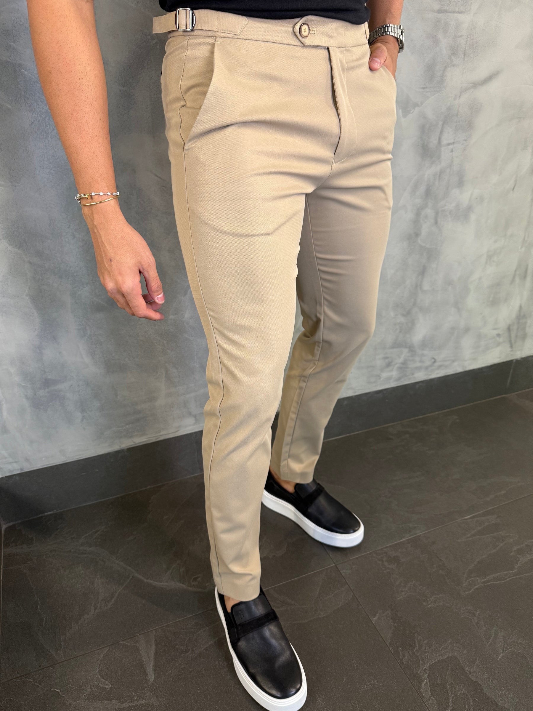 CALÇA ALF. MAQUINETADA SKINNY AJUSTE FIVELA PONTO H BEGE