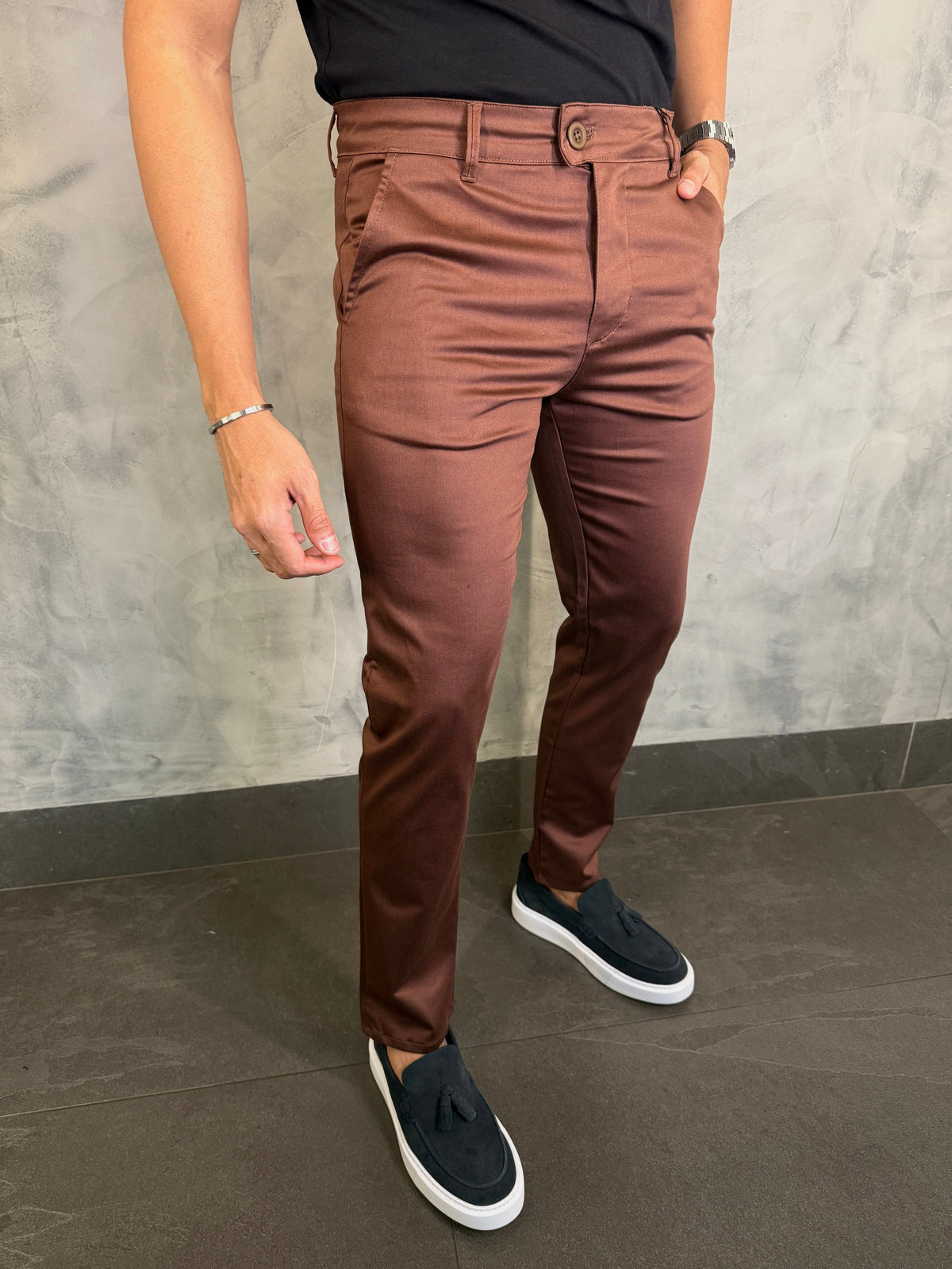 CALÇA SARJA ACETINADA PONTO H MARROM