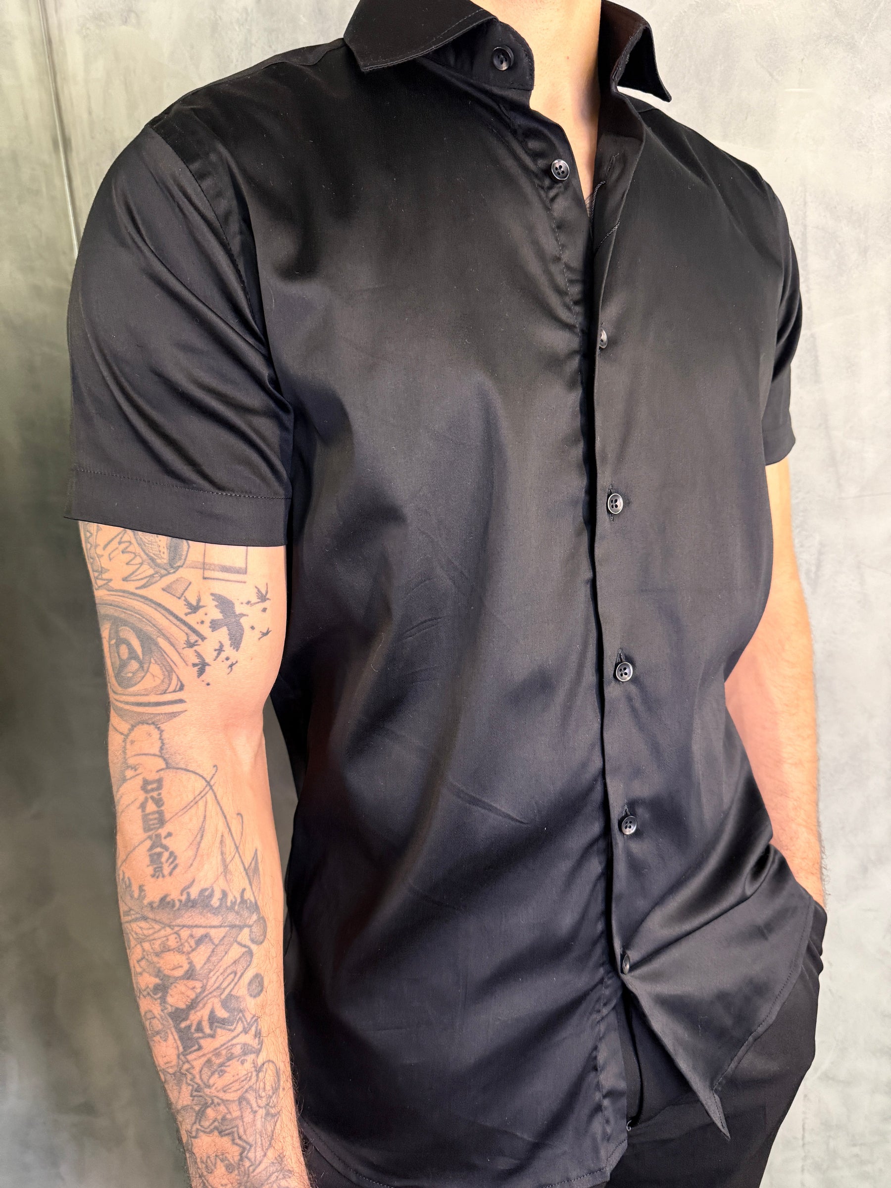 CAMISA M/C ACETINADA C/ ELASTANO PONTO H PRETO