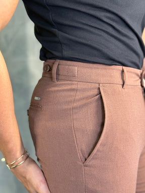 CALÇA ALF. SLIM STRETCH C/ AJUSTE BOTÃO PONTO H CAFÉ