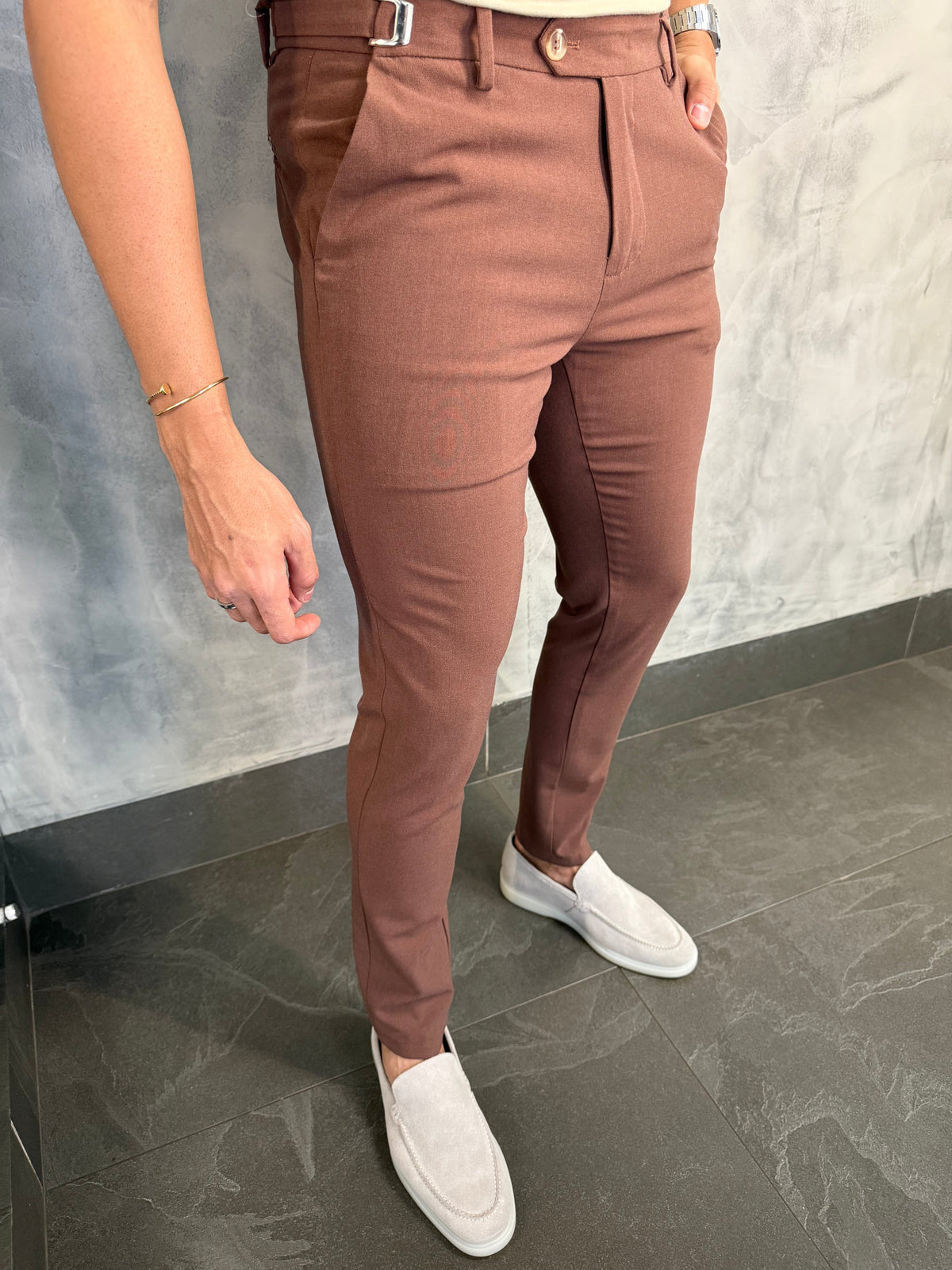 CALÇA ALF ATENAS AJUSTE FIVELA PONTO H CAFÉ