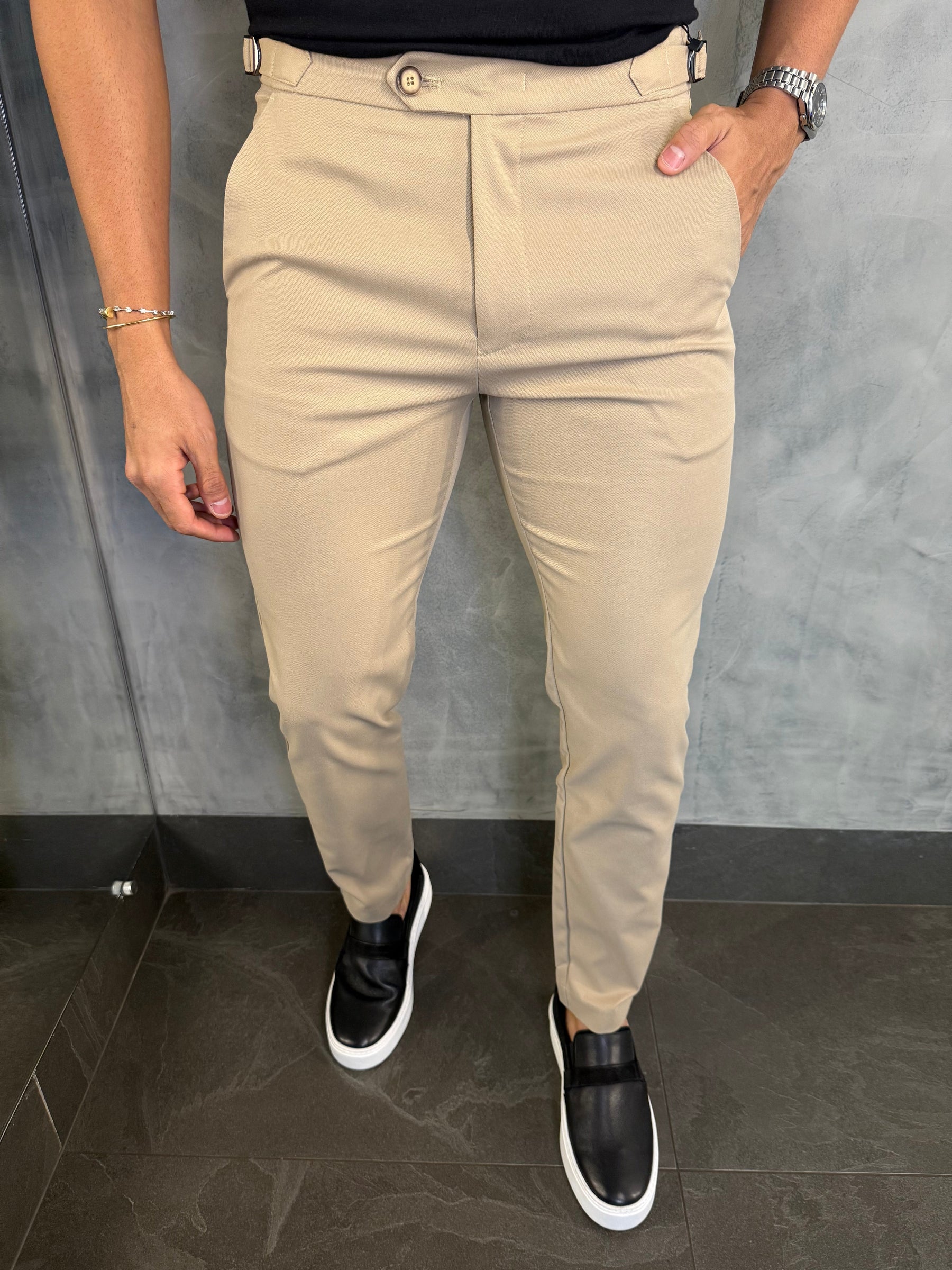 CALÇA ALF. MAQUINETADA SKINNY AJUSTE FIVELA PONTO H BEGE