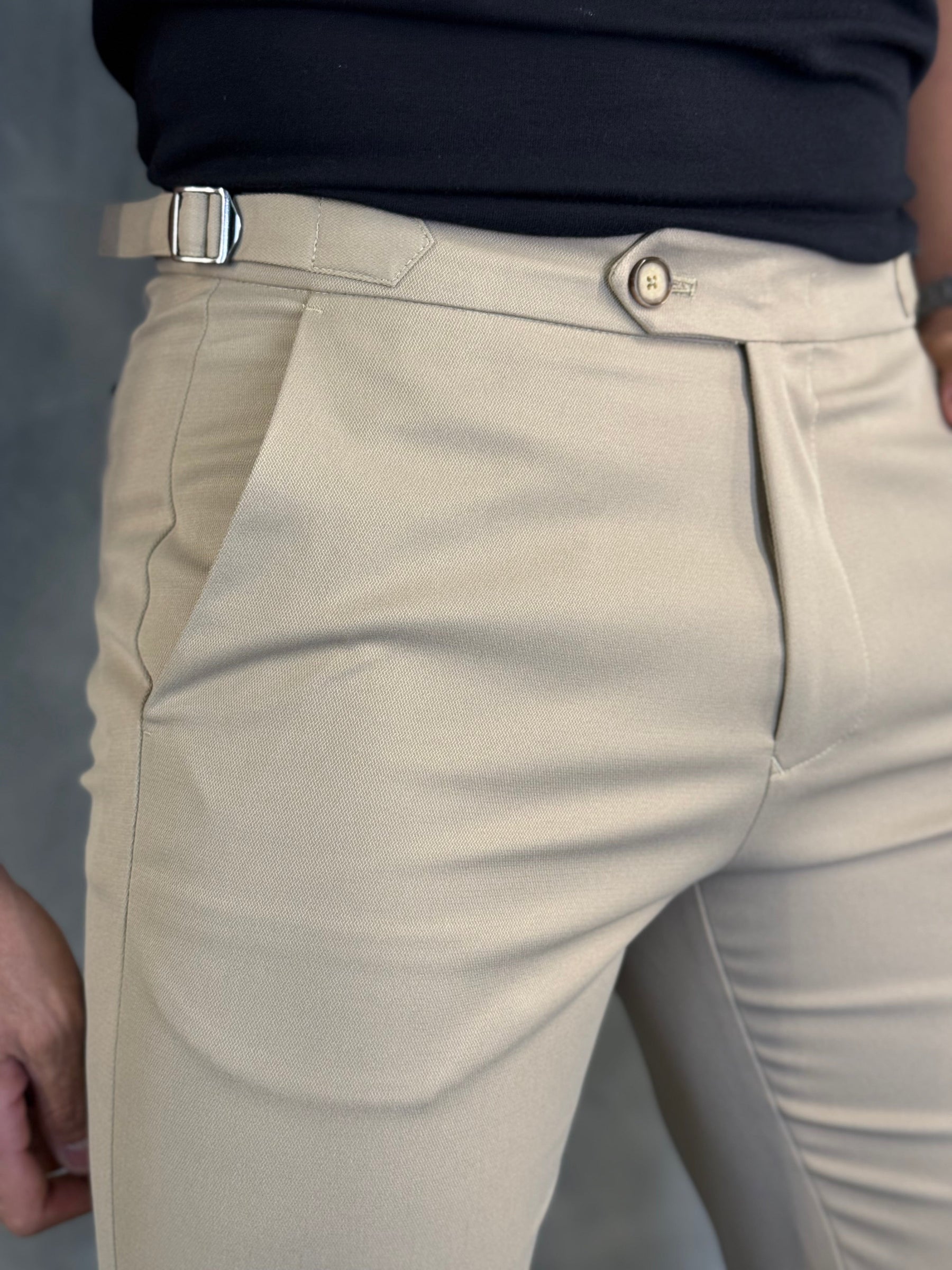 CALÇA ALF. MAQUINETADA SKINNY AJUSTE FIVELA PONTO H BEGE