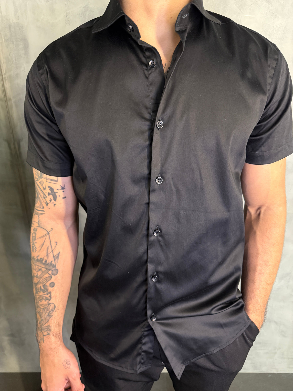 CAMISA M/C ACETINADA C/ ELASTANO PONTO H PRETO