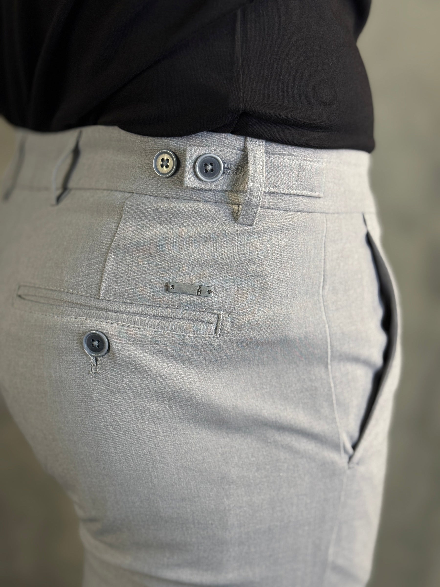 CALÇA ALF. SLIM STRETCH C/ AJUSTE BOTÃO PONTO H CINZA