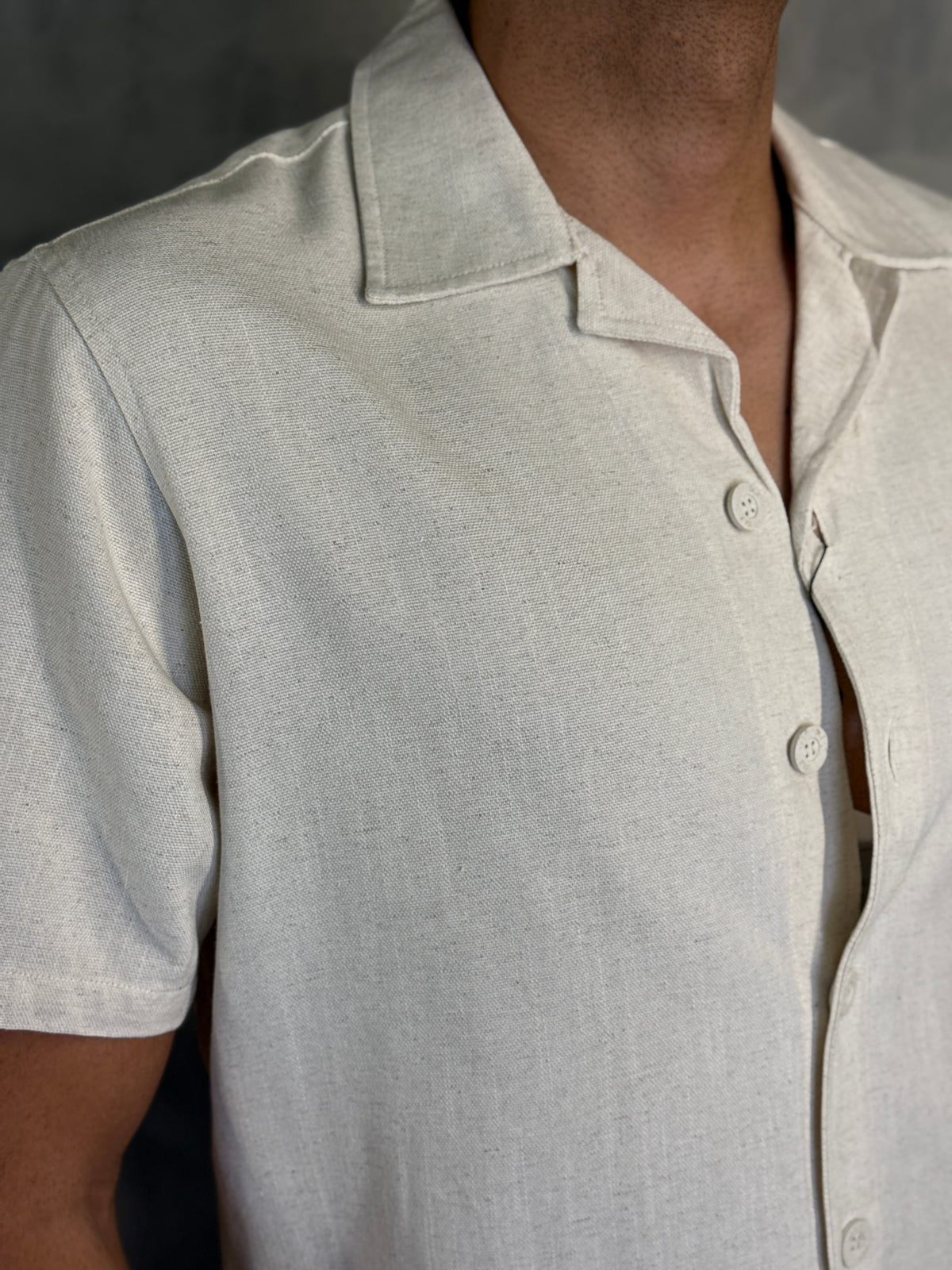 CAMISA M/C GOLA CUBANA LINHO COMFORT DLZ NATURAL