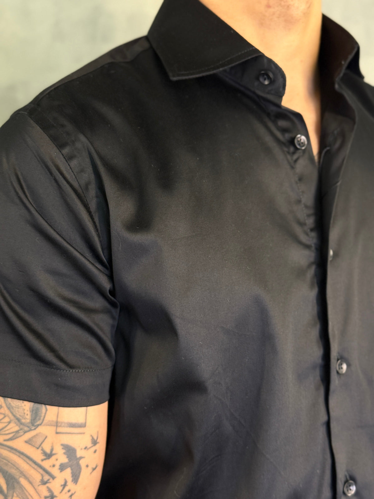 CAMISA M/C ACETINADA C/ ELASTANO PONTO H PRETO